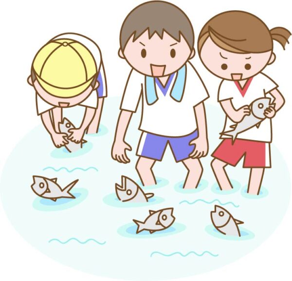 魚の掴み取りをする子供