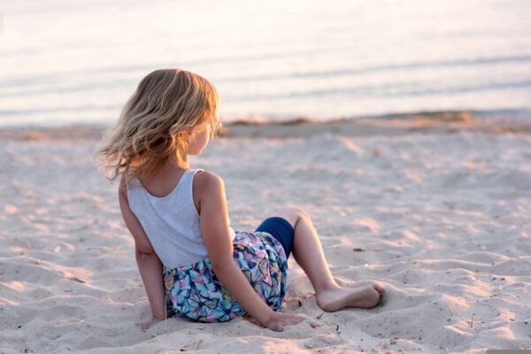 砂浜に座る女の子