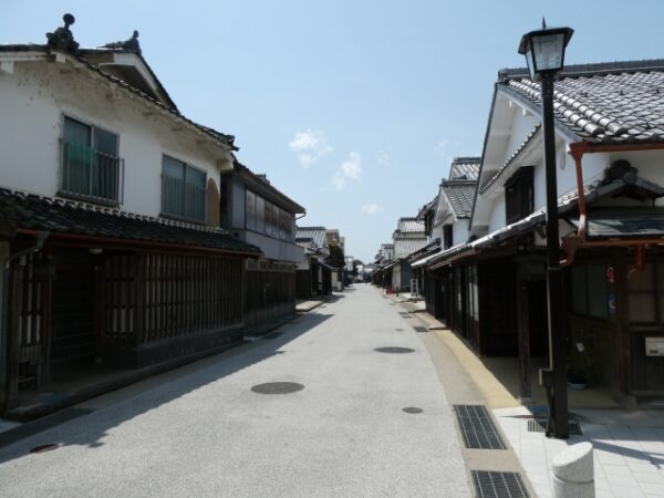 丹波篠山の河原町妻入商家群