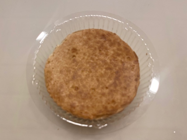 ローソンウチカフェ濃厚生チーズケーキ　袋から出したところ